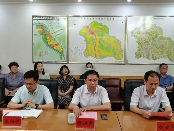 副區(qū)長(zhǎng)穆洪軍到張夏街道參加青島理工大學(xué)與濟(jì)南華泰環(huán)?？萍加邢薰井a(chǎn)學(xué)研合作簽約揭牌儀式