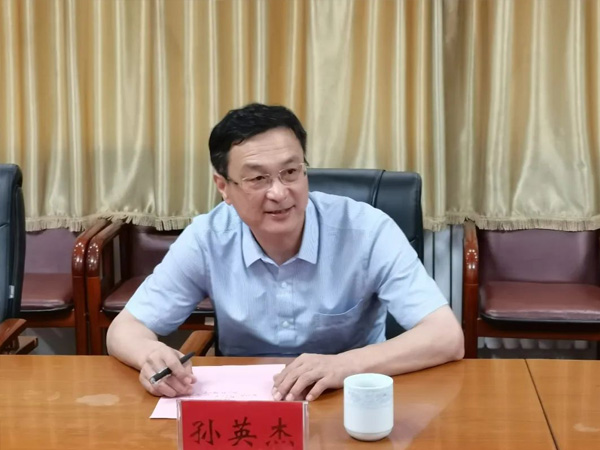 副區(qū)長(zhǎng)穆洪軍到張夏街道參加青島理工大學(xué)與濟(jì)南華泰環(huán)?？萍加邢薰井a(chǎn)學(xué)研合作簽約揭牌儀式