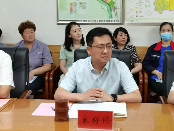 副區(qū)長(zhǎng)穆洪軍到張夏街道參加青島理工大學(xué)與濟(jì)南華泰環(huán)?？萍加邢薰井a(chǎn)學(xué)研合作簽約揭牌儀式