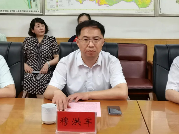 副區(qū)長(zhǎng)穆洪軍到張夏街道參加青島理工大學(xué)與濟(jì)南華泰環(huán)?？萍加邢薰井a(chǎn)學(xué)研合作簽約揭牌儀式